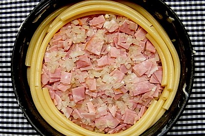Makkaroni-Torte mit Schinken und Gorgonzola
