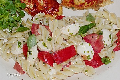 Nudel-Tomaten-Mozzarella-Salat 14