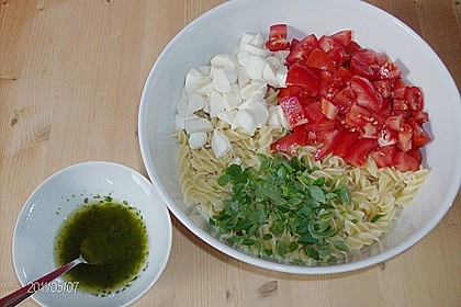 Nudel-Tomaten-Mozzarella-Salat 17