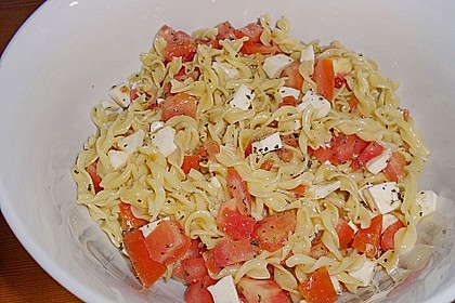 Nudel-Tomaten-Mozzarella-Salat 6