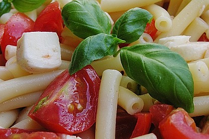 Nudel-Tomaten-Mozzarella-Salat 13