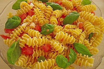 Nudel-Tomaten-Mozzarella-Salat 2