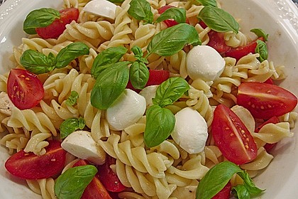 Nudel-Tomaten-Mozzarella-Salat 1