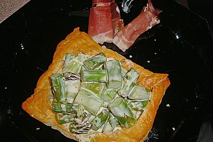 Spargelragout auf Teigbett