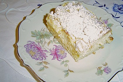 Hefe-Streuselkuchen mit Pudding und Sahne