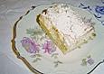 Hefe-Streuselkuchen mit Pudding und Sahne