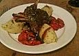 Lammkarree mit Kr&auml;uterpanade, gestampften Kartoffeln und sautierten Cherrytomaten