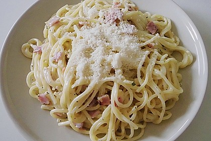 Spaghetti mit Schinken-Kr&auml;uter-So&szlig;e