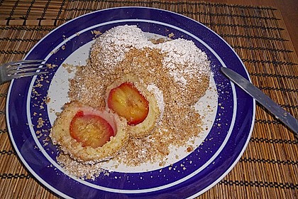 Zwetschgen- oder Marillenknödel mit Quarkteig 7
