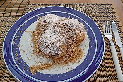Zwetschgen- oder Marillenknödel mit Quarkteig 12