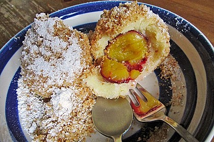 Zwetschgen- oder Marillenknödel mit Quarkteig 4