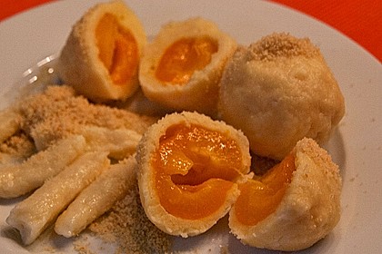 Zwetschgen- oder Marillenknödel mit Quarkteig 3