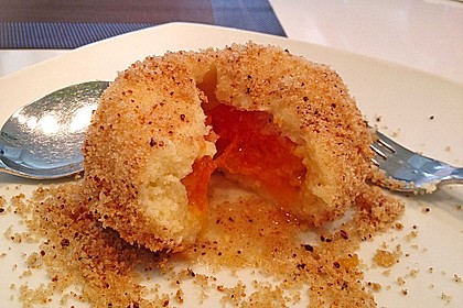 Zwetschgen- oder Marillenknödel mit Quarkteig
