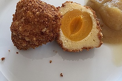 Zwetschgen- oder Marillenknödel mit Quarkteig 13
