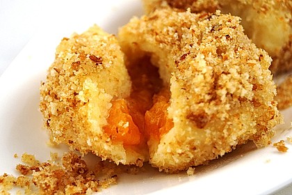 Zwetschgen- oder Marillenknödel mit Quarkteig 1