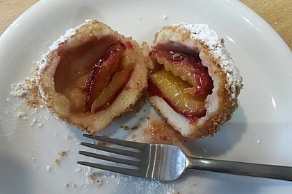Zwetschgen- oder Marillenknödel mit Quarkteig 6