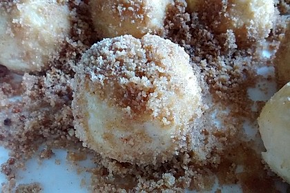 Zwetschgen- oder Marillenknödel mit Quarkteig 9