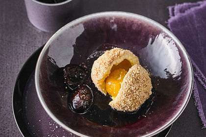 Zwetschgen- oder Marillenknödel mit Quarkteig 8
