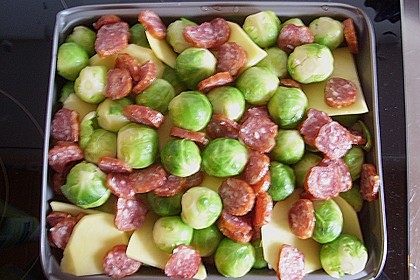 Kartoffel-Rosenkohl-Gratin mit Mettenden
