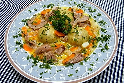 Ganslsuppe mit Br&ouml;selkn&ouml;del