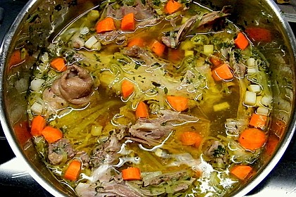 Ganslsuppe mit Br&ouml;selkn&ouml;del 1