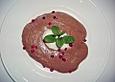 Schokoladencreme mit rosa Pfefferbeeren