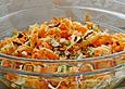 Sauerkraut-M&ouml;hrensalat mit Petersilie und N&uuml;ssen