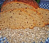 Buttermilchbrot mit Weizenvollkornmehl und Sonnenblumenkernen (Bild)