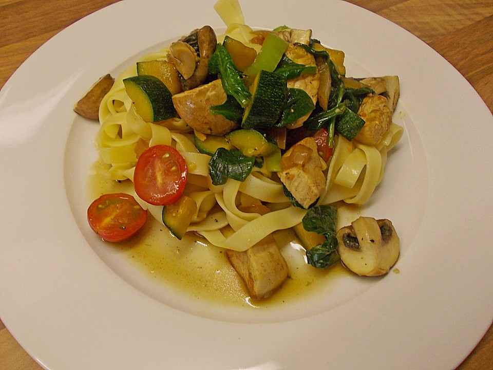 Tagliatelle mit Hähnchenbrust und frischem Gemüse in Sojasauce (Rezept ...