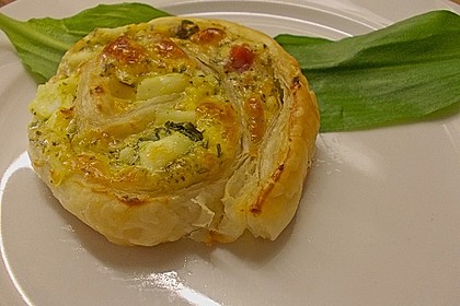 Bl&auml;tterteigschnecken mit Ei-K&auml;se-Schmand und B&auml;rlauch