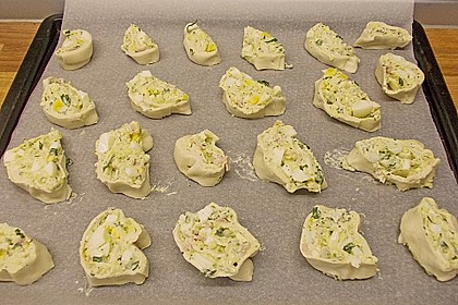 Bl&auml;tterteigschnecken mit Ei-K&auml;se-Schmand und B&auml;rlauch 1