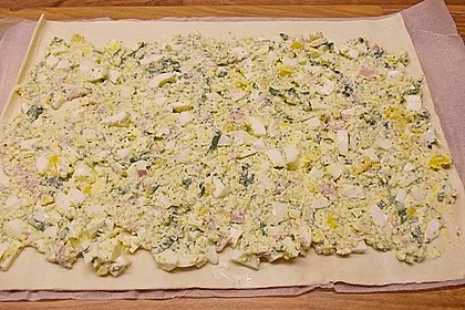 Bl&auml;tterteigschnecken mit Ei-K&auml;se-Schmand und B&auml;rlauch 2