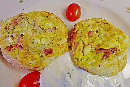 Bl&auml;tterteigschnecken mit Ei-K&auml;se-Schmand und B&auml;rlauch 3