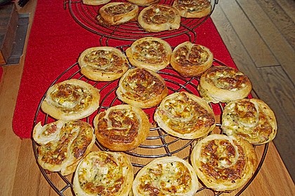 Bl&auml;tterteigschnecken mit Ei-K&auml;se-Schmand und B&auml;rlauch 4
