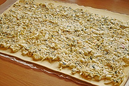 Bl&auml;tterteigschnecken mit Ei-K&auml;se-Schmand und B&auml;rlauch 5