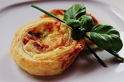 Bl&auml;tterteigschnecken mit Ei-K&auml;se-Schmand und B&auml;rlauch 8