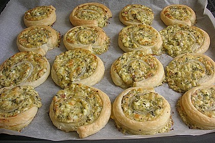 Bl&auml;tterteigschnecken mit Ei-K&auml;se-Schmand und B&auml;rlauch 11
