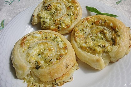 Bl&auml;tterteigschnecken mit Ei-K&auml;se-Schmand und B&auml;rlauch 13