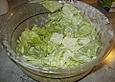 Eisbergsalat mit saurer Sahne