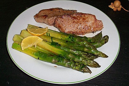 Gr&uuml;ner Spargel mit frischem B&auml;rlauch aus der Pfanne