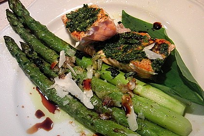 Gr&uuml;ner Spargel mit frischem B&auml;rlauch aus der Pfanne 1