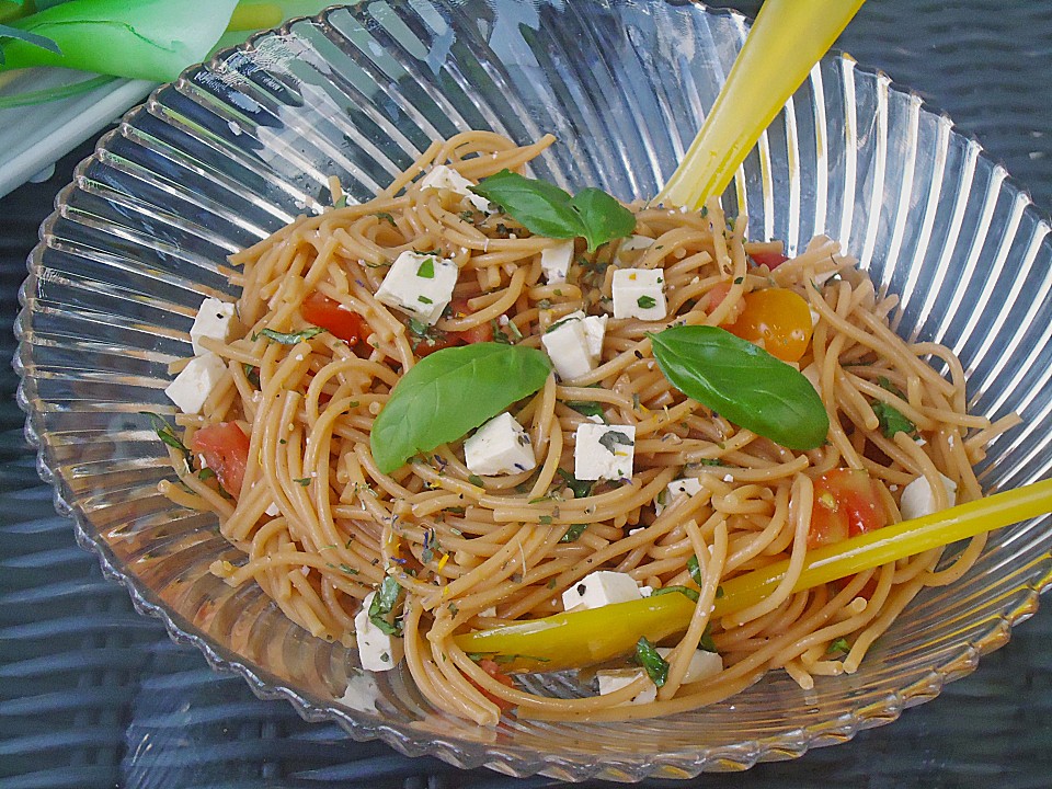 Spaghettisalat mit Tomaten, Schafskäse und Basilikum (Rezept mit Bild ...