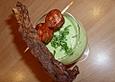 Kalte Gurken-Avocado-Suppe aus dem Mixer mit Chorizo und Bacon