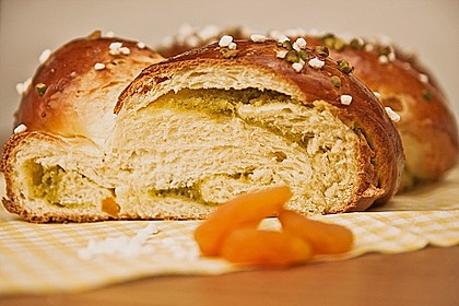 Pistazien-Marzipan Hefezopf 1