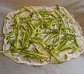 Spargelflammkuchen mit Serrano-Schinken (Bild)