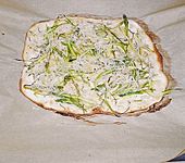 Spargelflammkuchen mit Serrano-Schinken (Bild)