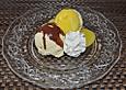 Cremiges Kokos-Eis mit karamellisierten Orangenfilets