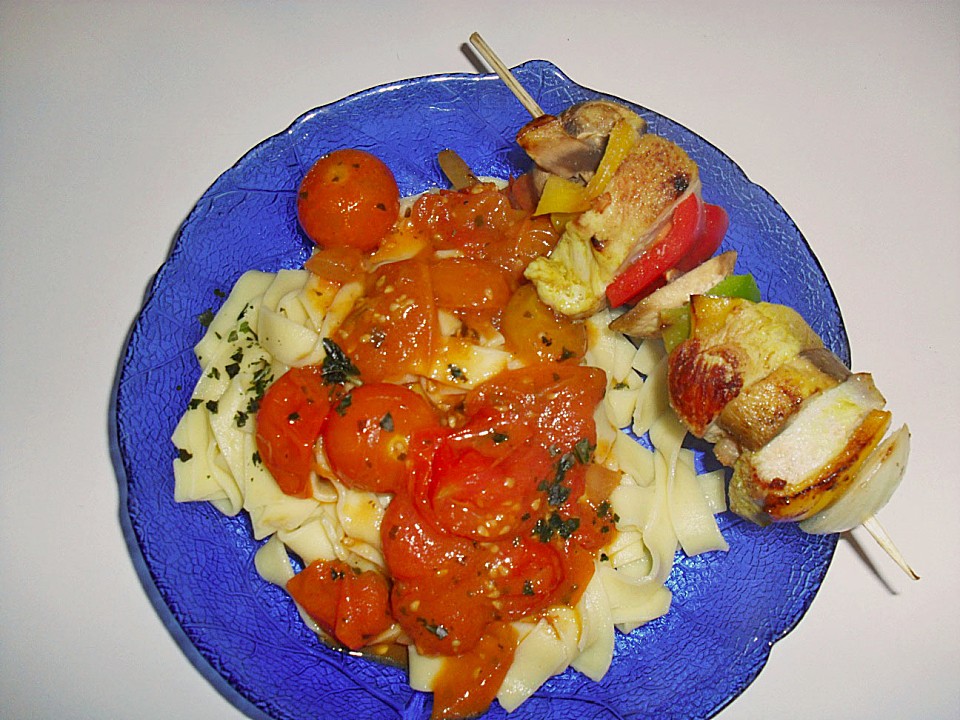 Bandnudeln mit frischer Tomatensoße und Putenspieß (Rezept mit Bild ...