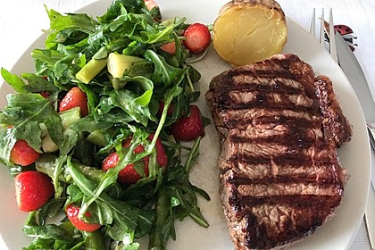 Grüner Spargel mit Erdbeeren, Rucola und Fruchtdressing 5