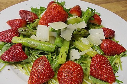 Grüner Spargel mit Erdbeeren, Rucola und Fruchtdressing 3